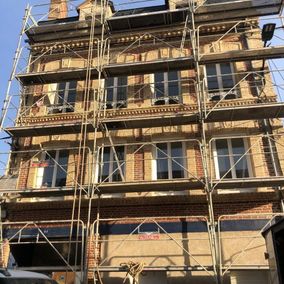 Rénovation de façade immeuble jaune